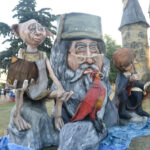 Muñecos de fin de año en La Plata durante el concurso municipal, con figuras gigantes ubicadas en distintos barrios de la ciudad.