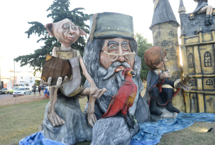 Muñecos de fin de año en La Plata durante el concurso municipal, con figuras gigantes ubicadas en distintos barrios de la ciudad.