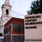 Apertura del período de sesiones ordinarias 2026 del Honorable Concejo Deliberante de Brandsen en el Museo y Archivo Histórico, Mitre 146, con vecinos y autoridades presentes.