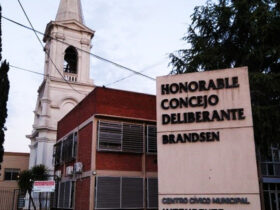 Apertura del período de sesiones ordinarias 2026 del Honorable Concejo Deliberante de Brandsen en el Museo y Archivo Histórico, Mitre 146, con vecinos y autoridades presentes.