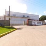 Producción industrial de dulce de leche en pailas en la planta de Vacalín en Magdalena, proveedor de alfajores argentinos.