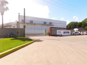 Producción industrial de dulce de leche en pailas en la planta de Vacalín en Magdalena, proveedor de alfajores argentinos.