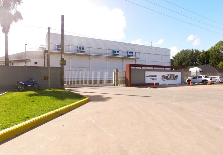 Producción industrial de dulce de leche en pailas en la planta de Vacalín en Magdalena, proveedor de alfajores argentinos.