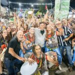 comparsas y murgas desfilando en la Avenida Horacio Cestino durante el Carnaval de Ensenada 2026 con gran presencia de público