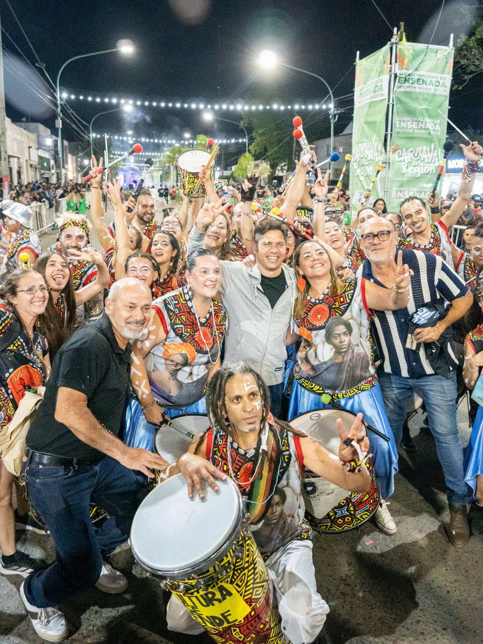 comparsas y murgas desfilando en la Avenida Horacio Cestino durante el Carnaval de Ensenada 2026 con gran presencia de público