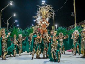 Comparsa Marí Marí desfilando en el Carnaval 2026 de Brandsen ante una multitud sobre la avenida Mitre.