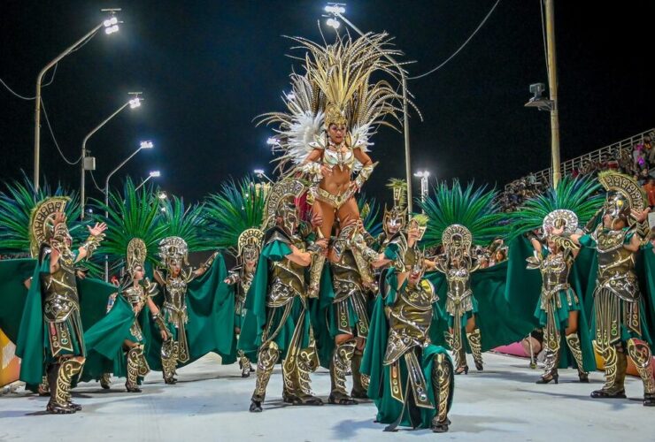 Comparsa Marí Marí desfilando en el Carnaval 2026 de Brandsen ante una multitud sobre la avenida Mitre.