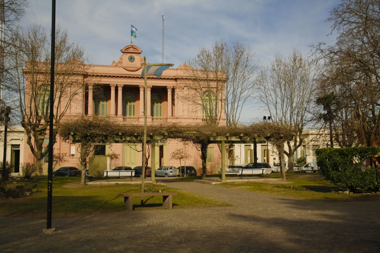 Vista del edificio municipal de Magdalena en el marco de la aprobación de los balances del ejercicio 2024 por el Tribunal de Cuentas bonaerense.