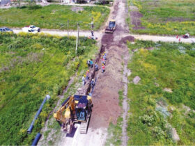 Trabajos de rehabilitación del Acueducto Norte en La Plata con maquinaria y operarios sobre la traza de la cañería principal.