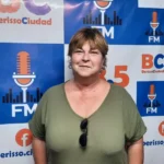 Cecilia París, secretaria de Producción de Berisso, durante una entrevista en FM Berisso Ciudad hablando sobre políticas productivas, industria y empleo local.