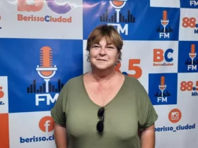 Cecilia París, secretaria de Producción de Berisso, durante una entrevista en FM Berisso Ciudad hablando sobre políticas productivas, industria y empleo local.