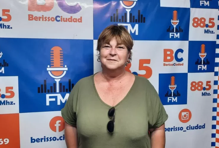 Cecilia París, secretaria de Producción de Berisso, durante una entrevista en FM Berisso Ciudad hablando sobre políticas productivas, industria y empleo local.
