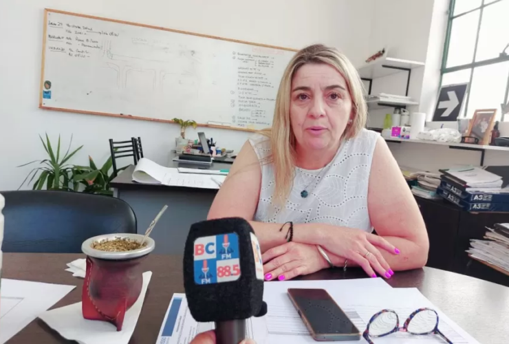 Trabajos de bacheo y reparación de calles en la ciudad de Berisso como parte del plan de obras viales municipales.