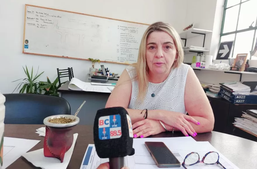 Trabajos de bacheo y reparación de calles en la ciudad de Berisso como parte del plan de obras viales municipales.