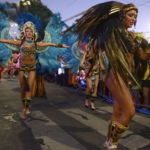 Carnaval en La Plata con comparsas y murgas desfilando durante el fin de semana largo en distintos barrios de la ciudad.