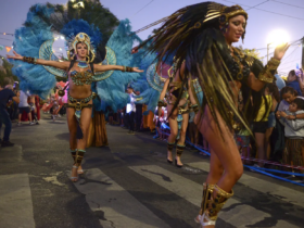 Carnaval en La Plata con comparsas y murgas desfilando durante el fin de semana largo en distintos barrios de la ciudad.