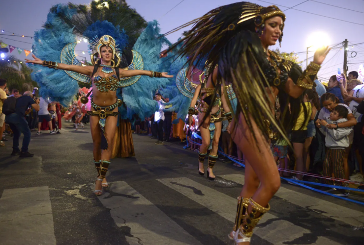Carnaval en La Plata con comparsas y murgas desfilando durante el fin de semana largo en distintos barrios de la ciudad.