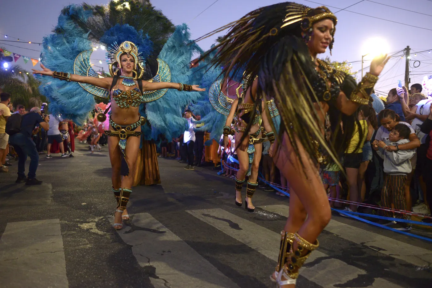 Carnaval en La Plata con comparsas y murgas desfilando durante el fin de semana largo en distintos barrios de la ciudad.