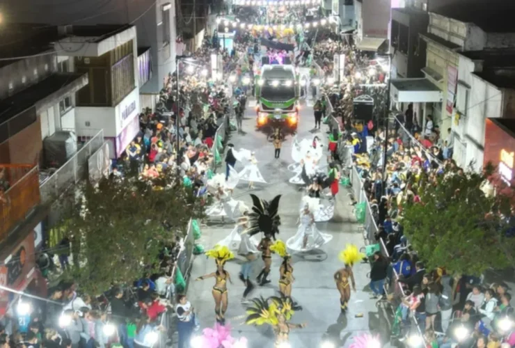 Comparsas desfilando en el Carnaval 2026 de Ensenada sobre la avenida Horacio Cestino ante una multitud.