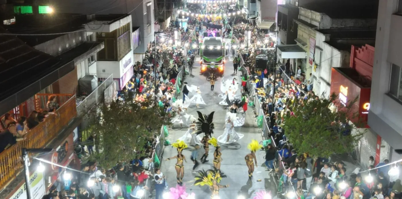 Comparsas desfilando en el Carnaval 2026 de Ensenada sobre la avenida Horacio Cestino ante una multitud.