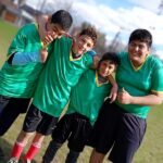 Niños y jóvenes participando en una escuela deportiva municipal en Brandsen durante actividades recreativas 2026
