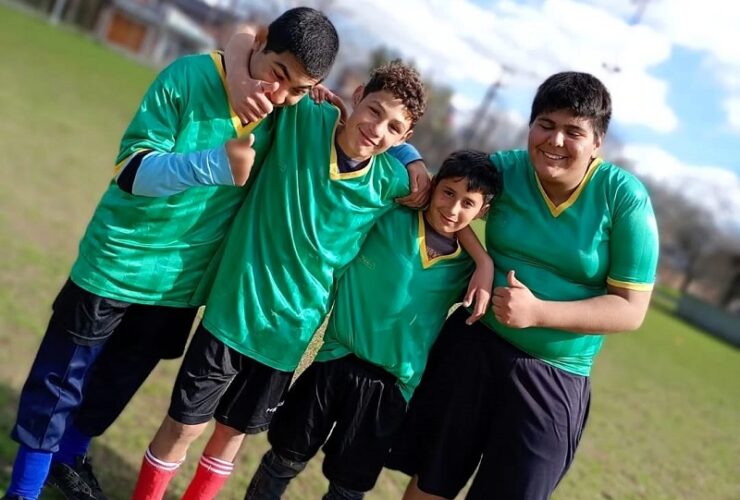Niños y jóvenes participando en una escuela deportiva municipal en Brandsen durante actividades recreativas 2026