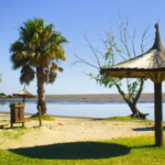 Playa de Punta Indio sobre el Río de la Plata, con costa natural, vegetación protegida y entorno tranquilo a una hora de La Plata