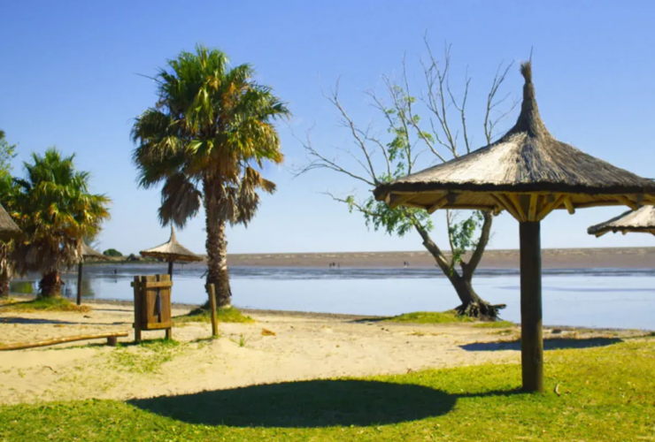 Playa de Punta Indio sobre el Río de la Plata, con costa natural, vegetación protegida y entorno tranquilo a una hora de La Plata