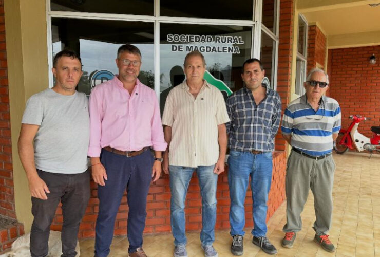 Expo Magdalena Produce en la Sociedad Rural de Magdalena con maquinaria agrícola y productores regionales mostrando el potencial productivo del distrito.