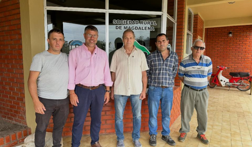 Expo Magdalena Produce en la Sociedad Rural de Magdalena con maquinaria agrícola y productores regionales mostrando el potencial productivo del distrito.