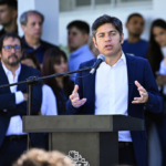Axel Kicillof inaugurando escuela en Ensenada junto a autoridades bonaerenses
