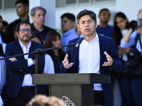 Axel Kicillof inaugurando escuela en Ensenada junto a autoridades bonaerenses