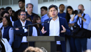Axel Kicillof inaugurando escuela en Ensenada junto a autoridades bonaerenses