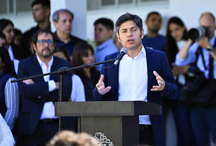Axel Kicillof inaugurando escuela en Ensenada junto a autoridades bonaerenses