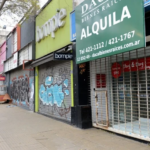 Locales comerciales vacíos en La Plata con persianas bajas