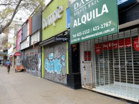 Locales comerciales vacíos en La Plata con persianas bajas