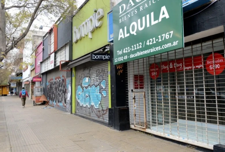 Locales comerciales vacíos en La Plata con persianas bajas