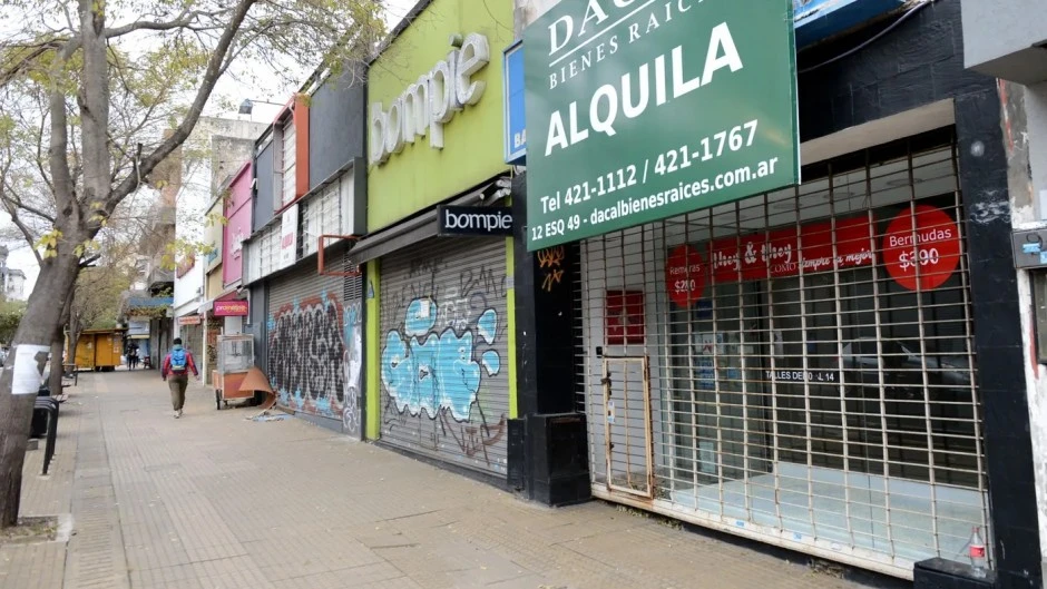 Locales comerciales vacíos en La Plata con persianas bajas
