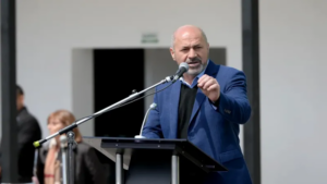 Nuevo edificio de escuela secundaria en Ensenada con aulas modernas equipadas