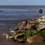 Contaminación cloacal en el Arroyo El Gato y el Río de la Plata: la Justicia federal embargó a la Provincia por más de $157 mil millones para garantizar obras de saneamiento en La Plata, Berisso y Ensenada.