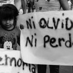 Crisis social en Argentina con ciudadanos en situación de vulnerabilidad en contraste con la memoria del golpe de Estado de 1976 y el reclamo de Nunca Más