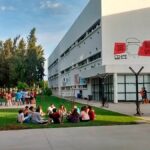 Estudiantes universitarios en La Plata recorriendo la ciudad frente a facultades de la UNLP, representando el proyecto para declararla Ciudad Universitaria