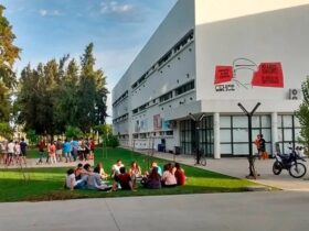 Estudiantes universitarios en La Plata recorriendo la ciudad frente a facultades de la UNLP, representando el proyecto para declararla Ciudad Universitaria