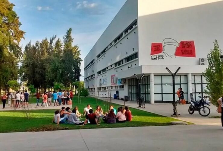 Estudiantes universitarios en La Plata recorriendo la ciudad frente a facultades de la UNLP, representando el proyecto para declararla Ciudad Universitaria