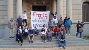 Movilización con caravana náutica en el Río de la Plata en apoyo al dragado del Canal Magdalena, con embarcaciones, banderas argentinas y señalización simbólica del inicio del canal.