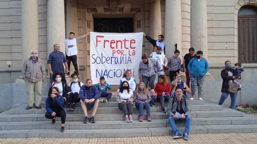 Movilización con caravana náutica en el Río de la Plata en apoyo al dragado del Canal Magdalena, con embarcaciones, banderas argentinas y señalización simbólica del inicio del canal.