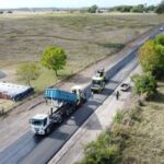 Obras de repavimentación y mejoras en la Ruta 11 en el partido de Magdalena con maquinaria vial trabajando sobre la calzada