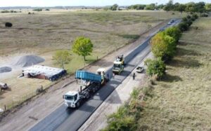 Obras de repavimentación y mejoras en la Ruta 11 en el partido de Magdalena con maquinaria vial trabajando sobre la calzada