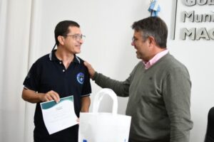 Ingeniero argentino Juan Sebastián Delnero recibiendo reconocimiento en Magdalena tras participar en misión espacial Artemis II de la NASA