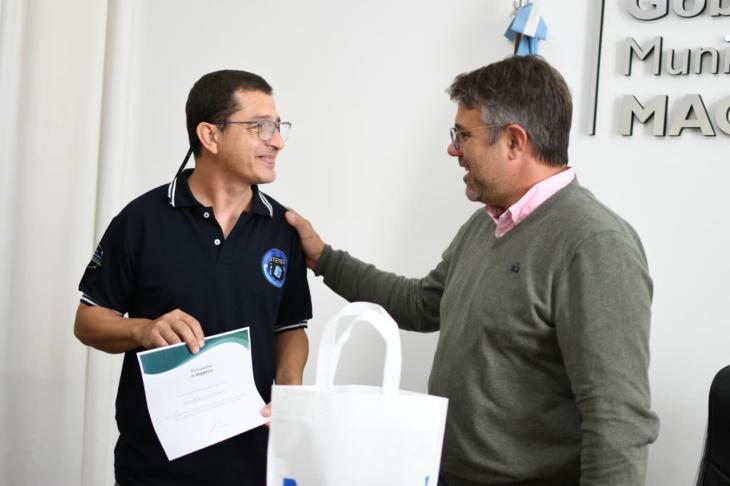 Ingeniero argentino Juan Sebastián Delnero recibiendo reconocimiento en Magdalena tras participar en misión espacial Artemis II de la NASA